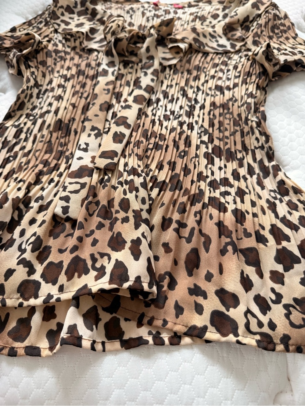 Cheetah blouse with ruffle and bow detail size large - Picture 5 of 6